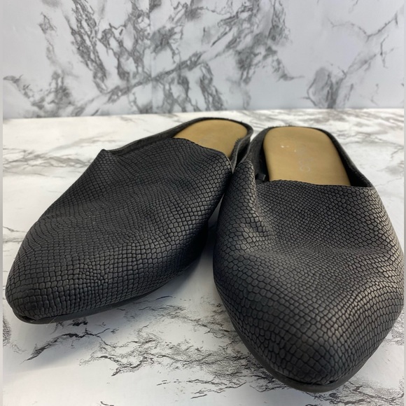 Me Too Black Pointy Toe Embossed Mule Flats Size 7 - Picture 1 of 8